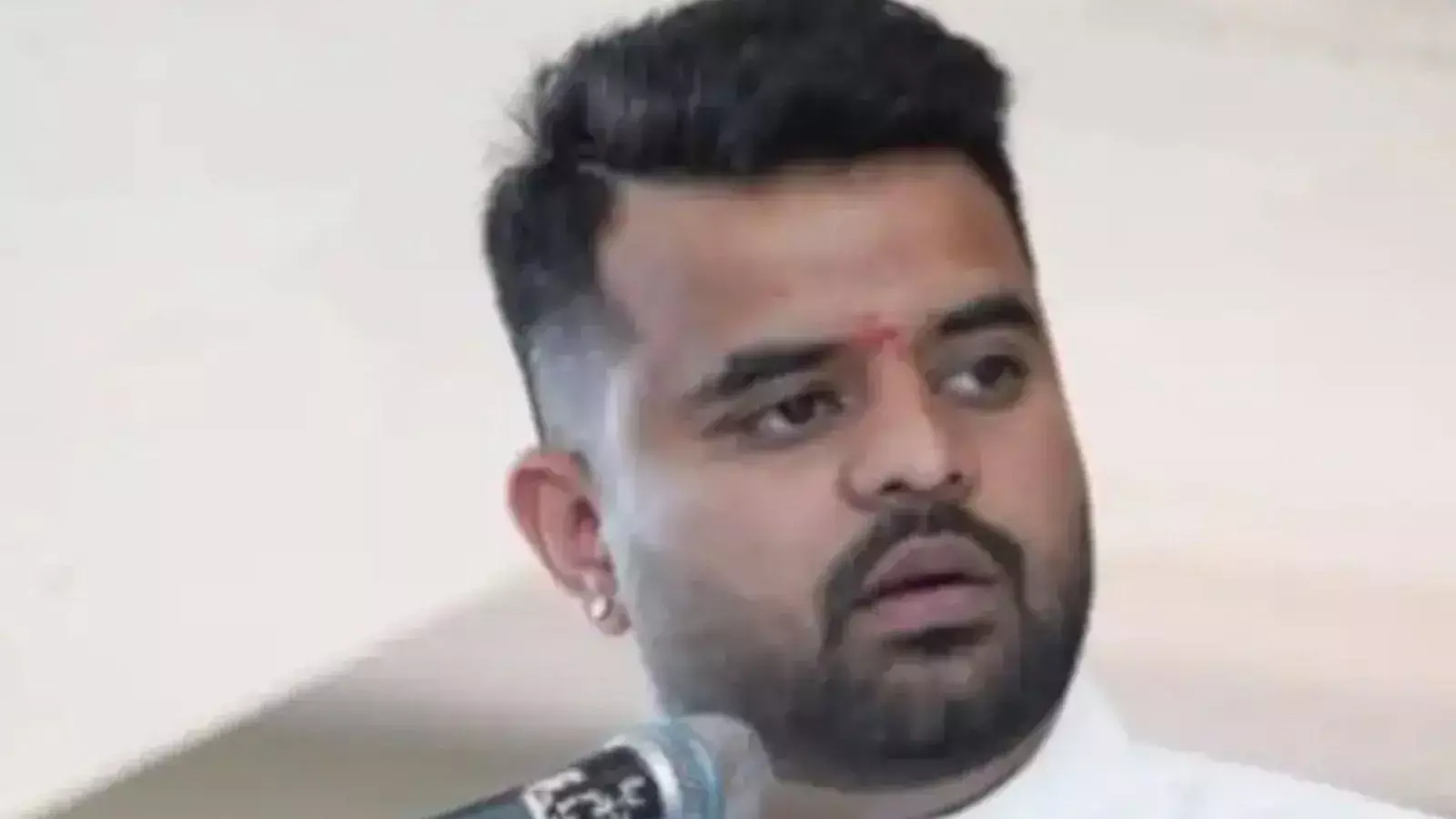 प्रज्वल रेवन्ना को बड़ा झटका, डिप्लोमेटिक पासपोर्ट रद्द करने पर अदालती मुहर