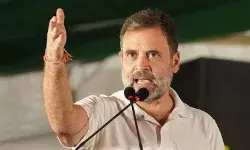 चुनावी रैली में टूटा मंच का एक हिस्सा, गिरते-गिरते बचे राहुल गांधी