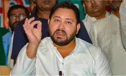 तेजस्वी ने पीएम के बयान पर किया पलटवार कहा बिहारी गुजराती से डरता नहीं