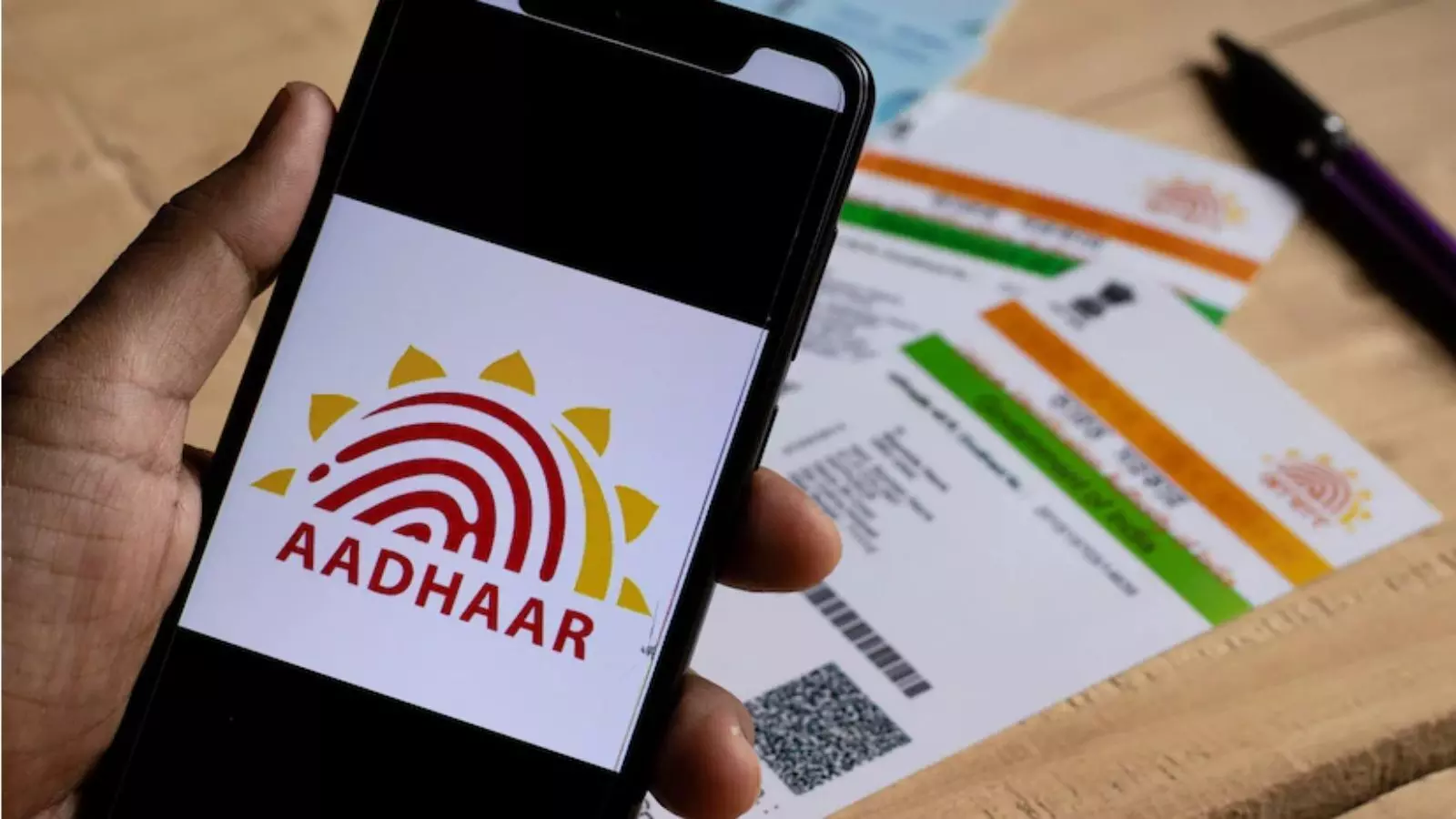 Aadhaar update online: जानें आप घर बैठे-बैठे आधार कार्ड में क्या-क्या कर सकते हैं अपडेट