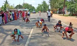 खेलना और पढ़ना दोनों चाहते हैं लेकिन.. आखिर इनके बारे में कौन सोचेगा?