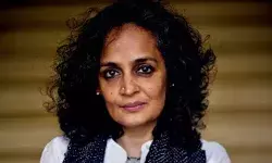 दिल्ली के LG ने अरुंधति रॉय पर UAPA के तहत मुकदमा चलाने की दी मंजूरी, ये था मामला