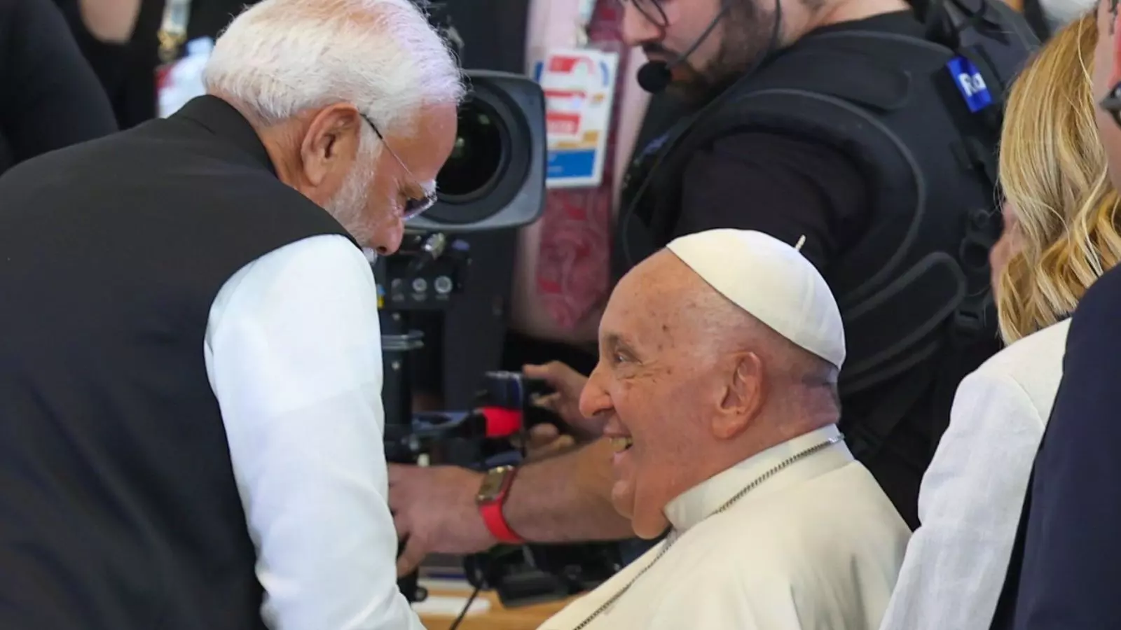 पीएम मोदी ने जी7 में की पोप फ्रांसिस से मुलाकात, भारत आने का दिया निमंत्रण
