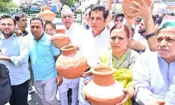 चुनावी गठबंधन से बाहर आते ही कांग्रेस ने किया आप के खिलाफ प्रदर्शन