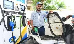 लोकलुभावन योजनाओं का असर, कर्नाटक में पेट्रोल की कीमतों में इजाफा