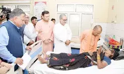 121 मौतें, ढाई लाख की भीड़ और बंदोबस्त में 100 पुलिस वाले; नतीजे में फलों की टोकरी