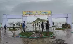 हाथरस भगदड़ में 6 सेवादार गिरफ्तार,कहां हैं एक लाख का इनामी मुख्य आरोपी?