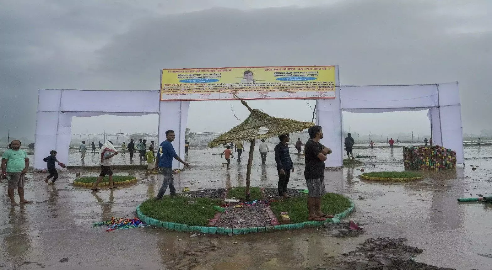 हाथरस भगदड़ में 6 सेवादार गिरफ्तार,कहां हैं एक लाख का इनामी मुख्य आरोपी?