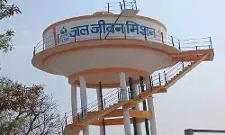 पानी की सजावटी टंकियां; सजावट तो है, पानी है या नहीं, पता नहीं !