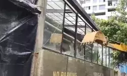 मुम्बई हिट एंड रन केस में आरोपी को शराब परोसने वाले बार पर चला बुलडोज़र