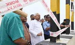 जब CM सबके पैर पकड़ने लगें तो समझिए, क्या है बिहार का पैर छूने वाला वाक्या