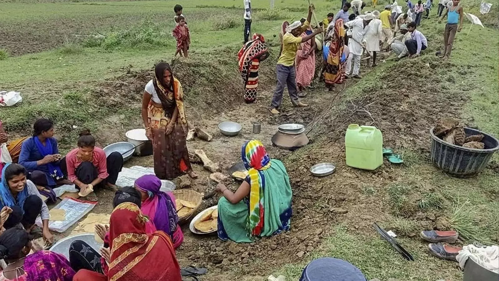 मनरेगा, पीएम किसान स्कीम तो ठीक, केवल पैसे देने से नहीं बनेगी बात