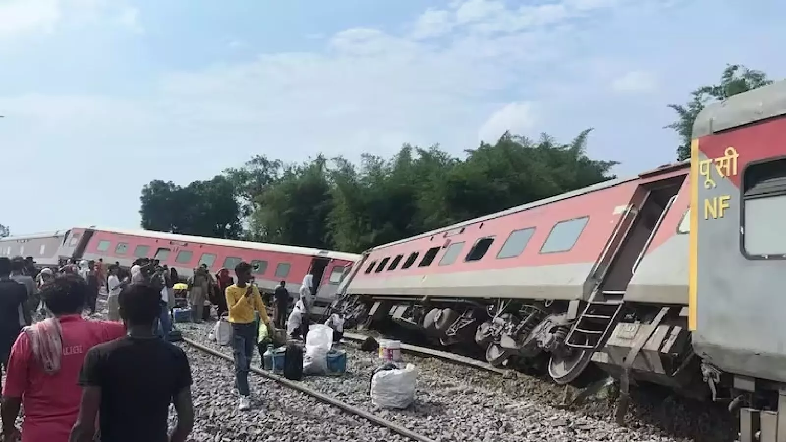 रेल हादसा:  डिब्रूगढ़ एक्सप्रेस के डिब्बे पटरी से उतरे, मौत का आंकड़ा हुआ 2, 31 घायल