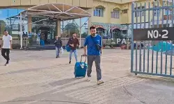 Bangladesh Protest: करीब 1 हजार छात्र लौटे भारत, बचे 4000 स्टूडेंट्स के संपर्क में उच्चायोग