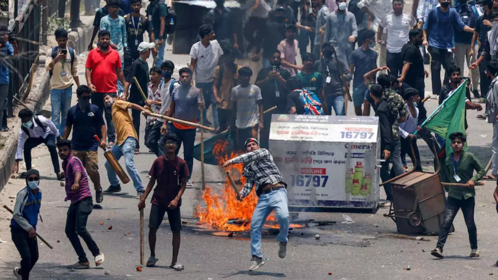 Bangladesh Protest: आरक्षण आंदोलन के बीच ‘रजाकार’ शब्द ने भड़काया गुस्सा, जानें इसके मायने