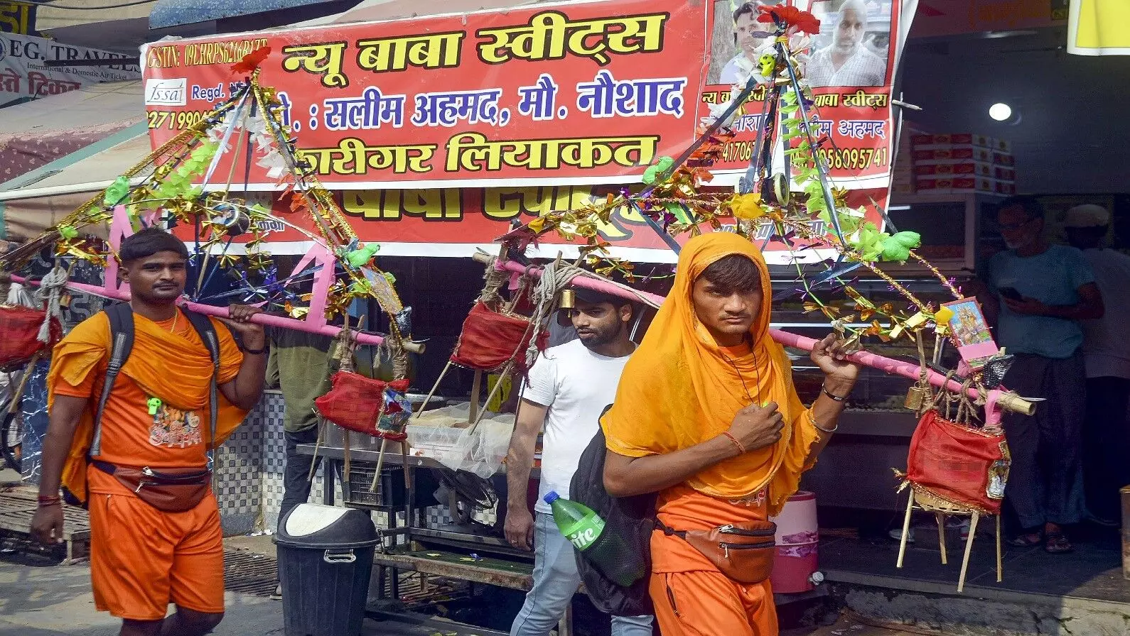 कांवड़ रूट पर दुकानदारों को नाम लिखने के आदेश पर सुप्रीम कोर्ट ने लगायी अंतरिम रोक