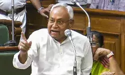 नीतीश कुमार ने विधानसभा में खोया आपा, बोला- आप एक महिला...