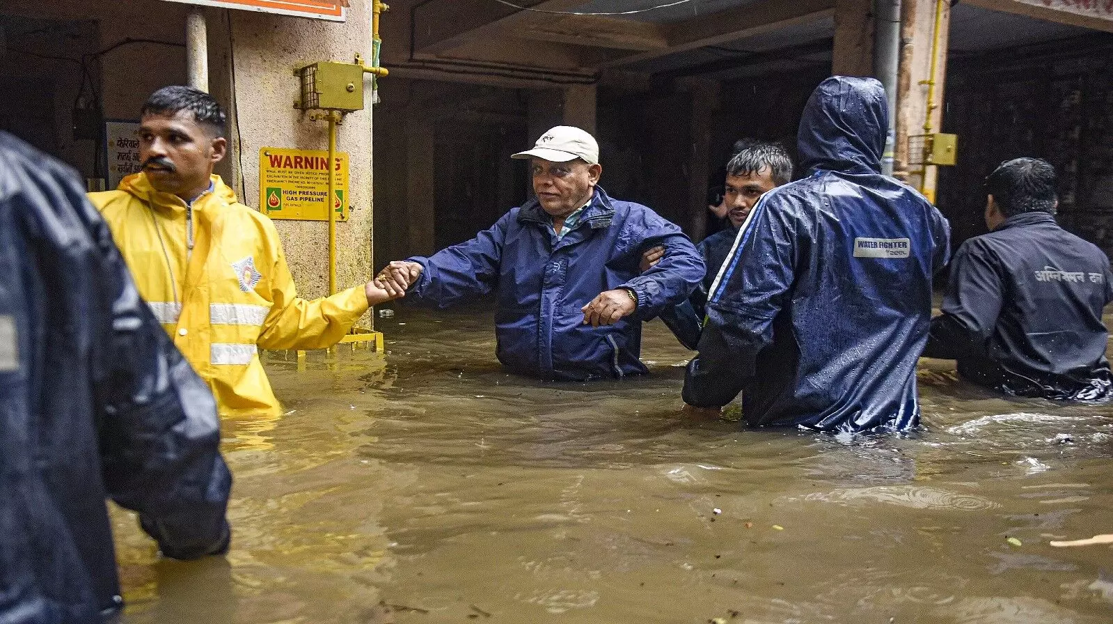 महाराष्ट्र में आफत की बारिश : पुणे में 4 की मौत, मुंबई में उड़ाने बाधित