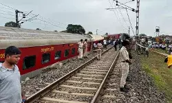 झारखंड रेल हादसे पर सियासी घमासान, आखिर ट्रेनें क्यों होती हैं बेपटरी