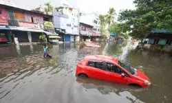 बारिश में अगर आपकी कार जलभराव में फंस जाए? तो जानें क्या करें क्या नहीं