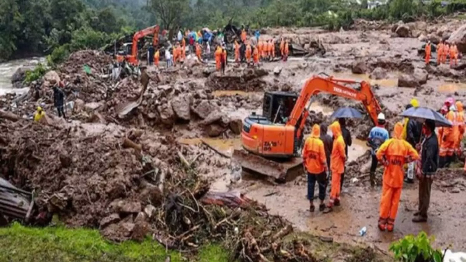 तीन दफा लैंडस्लाइड से वायनाड में तबाही, 66 की मौत, सेना उतारी गई