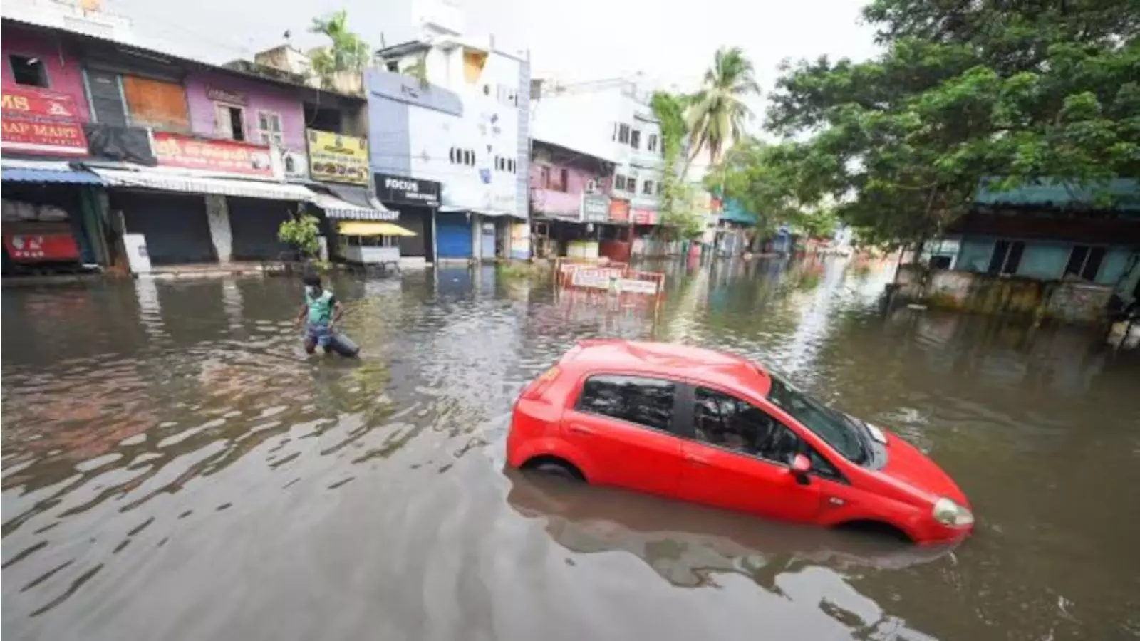 बारिश में अगर आपकी कार जलभराव में फंस जाए? तो जानें क्या करें क्या नहीं