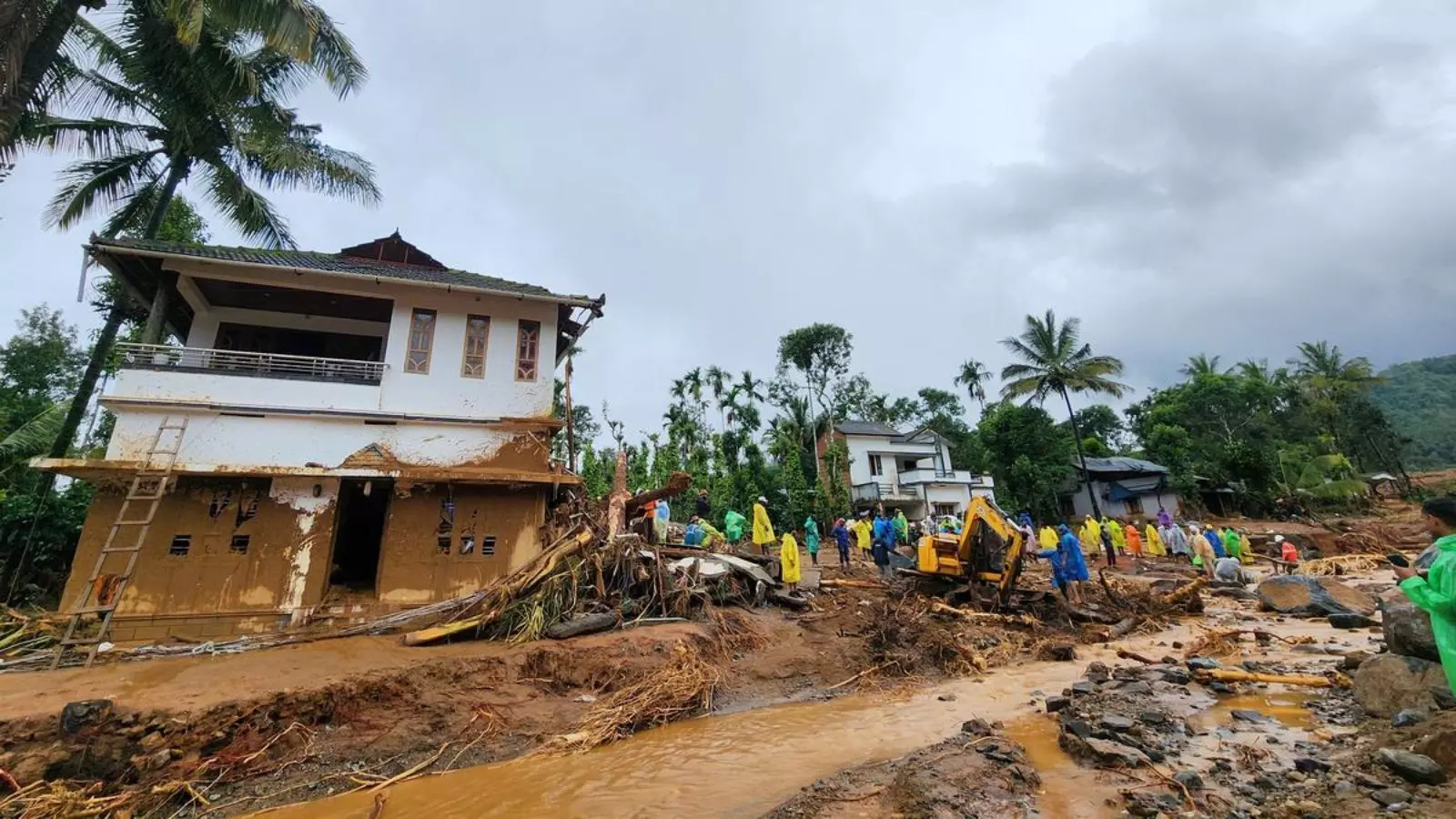 Wayanad Landslides: अब तक 125 लोगों ने गंवाई जान, राहत-बचाव में लगी हैं सेना-नौसेना और NDRF