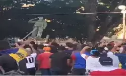 गृह युद्ध की ओर बढ़ता वेनेज़ुएला प्रदर्शकारियों ने ढहाई ह्यूगो चावेज़ की मूर्तियां