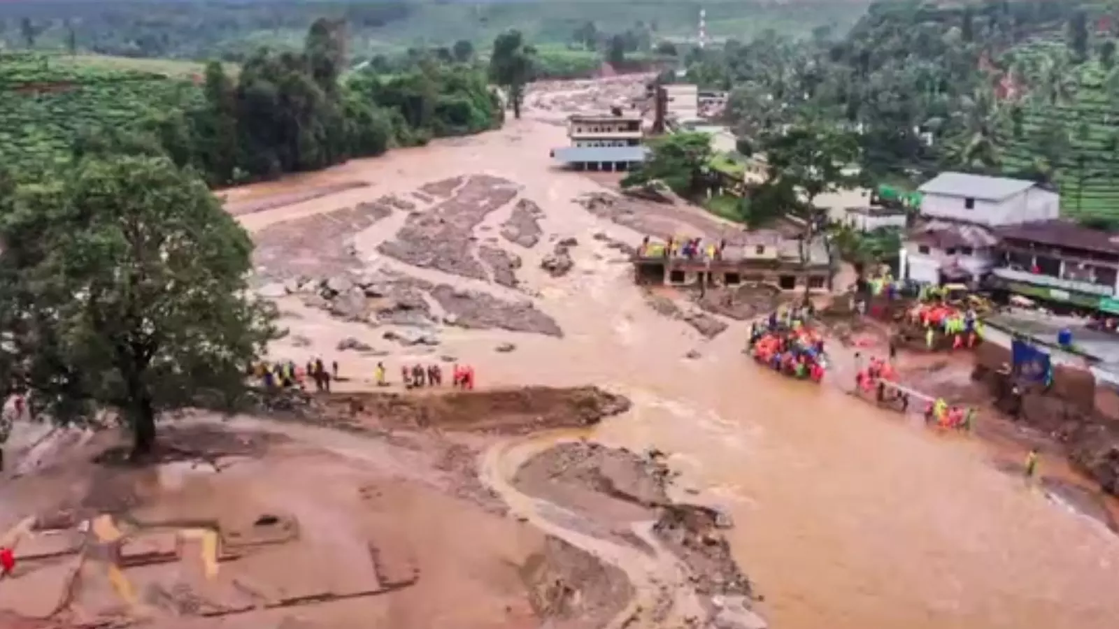 Wayanad Ground Report: त्रासदी के हालातों से जूझ रहे बचे लोग, जीवन की तलाश में अपने घरों का कर रहे रुख