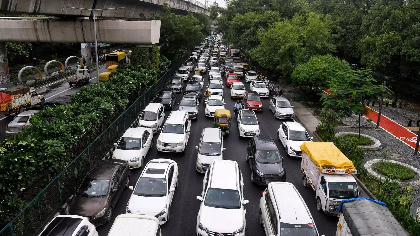 सोती सरकार, तैरती दिल्ली, रेंगता ट्रैफिक- दिल्ली में कुछ घंटे की बारिश से हाहाकार