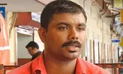 Success Story: कुली बनकर देखा IAS अधिकारी बनने का सपना, रेलवे स्टेशन के Free WiFi से की थी तैयारी