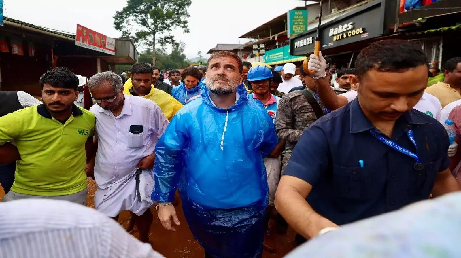 राहुल गाँधी और प्रियंका वाड्रा पहुंचे वायनाड पीड़ित परिवारों से की मुलाकात