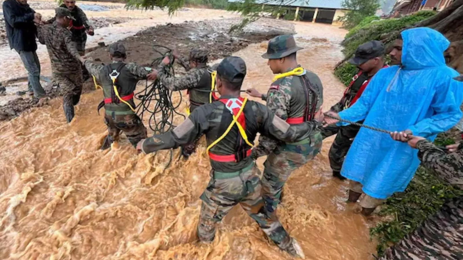 Wayanad Disaster: निराशा के बीच जगी उम्मीद की किरण, 3 दिन से फंसे 4 लोगों को किया गया रेस्क्यू