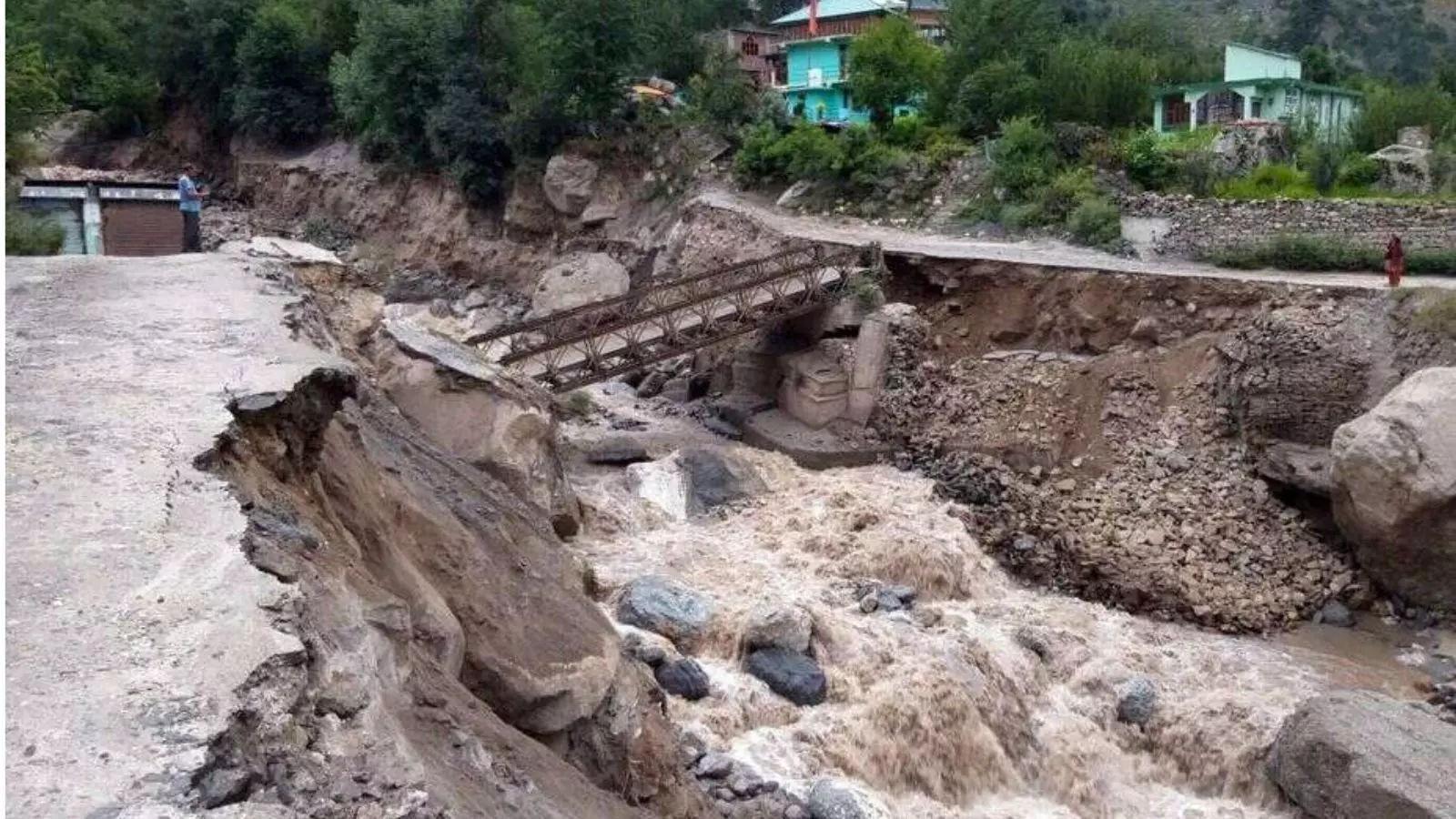 हिमाचल में बादल फटने से लगभग 50 लोगों के मारे जाने की आशंका: मंत्री विक्रमादित्य