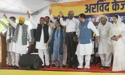 कांग्रेस के हाथ में झाड़ू कब तक, दिल्ली में एकला चलो रे की नीति क्यों