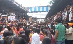 ठाणे: स्कूल में दो बच्चियों के साथ यौनाचार मामले में गुस्साए लोगों ने रोकी रेल