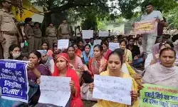 यूपी सरकार के गले की फांस बनता जा रहा है शिक्षक भर्ती मामला, अभ्यर्थी धरने पर बैठे