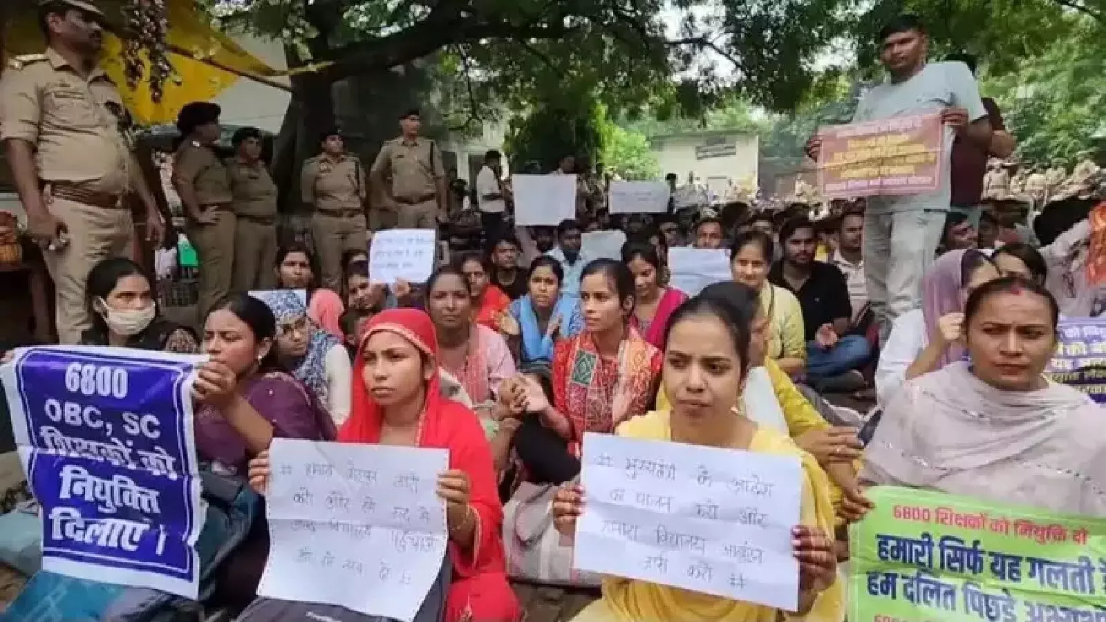 यूपी सरकार के गले की फांस बनता जा रहा है शिक्षक भर्ती मामला, अभ्यर्थी धरने पर बैठे