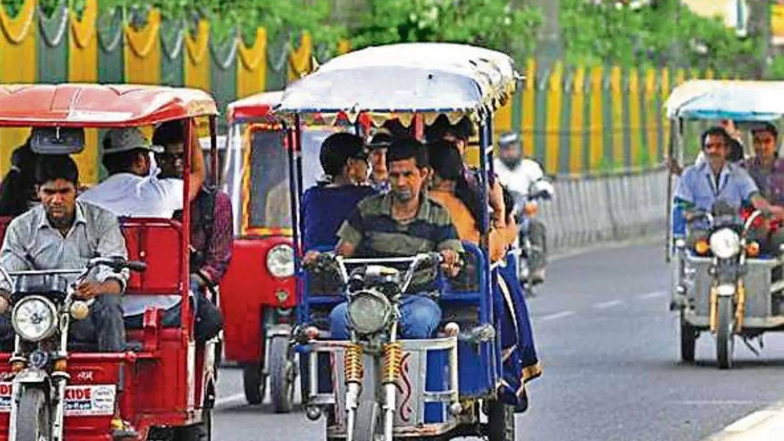 सड़क पर अव्यवस्था-बिजली चोरी का दाग, क्या आतंक का दूसरा नाम है ई-रिक्शा