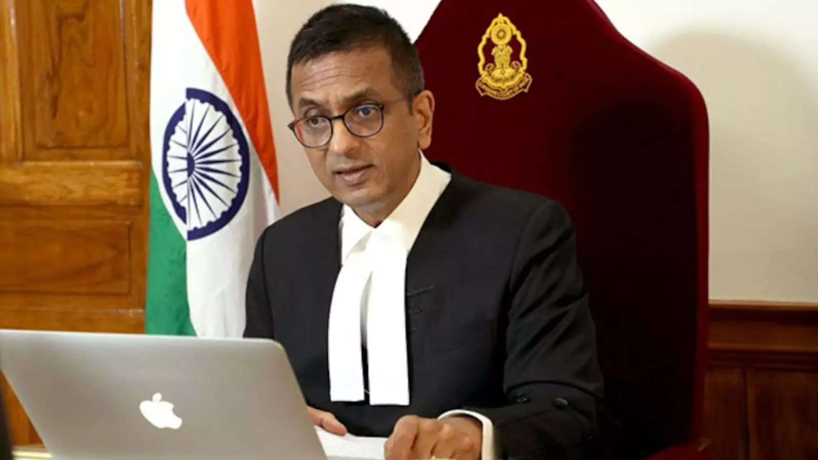 आपकी हिम्मत कैसे हुई? मैं अभी भी प्रभारी हूं, CJI चंद्रचूड की वकील को फटकार