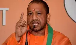 योगी का अखिलेश पर हमला, कहा- अपराधियों के सामने नाक रगड़ने वाले साधु-संतों को बोलते हैं माफिया