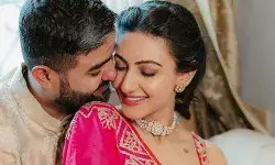 इंगेजमेंट रिंग- एक- दूसरे को गले लगते हुए प्रियंका चोपड़ा की भाभी ने शेयर की फोटोज, कपल ने पैर छूकर लिया आशीर्वाद