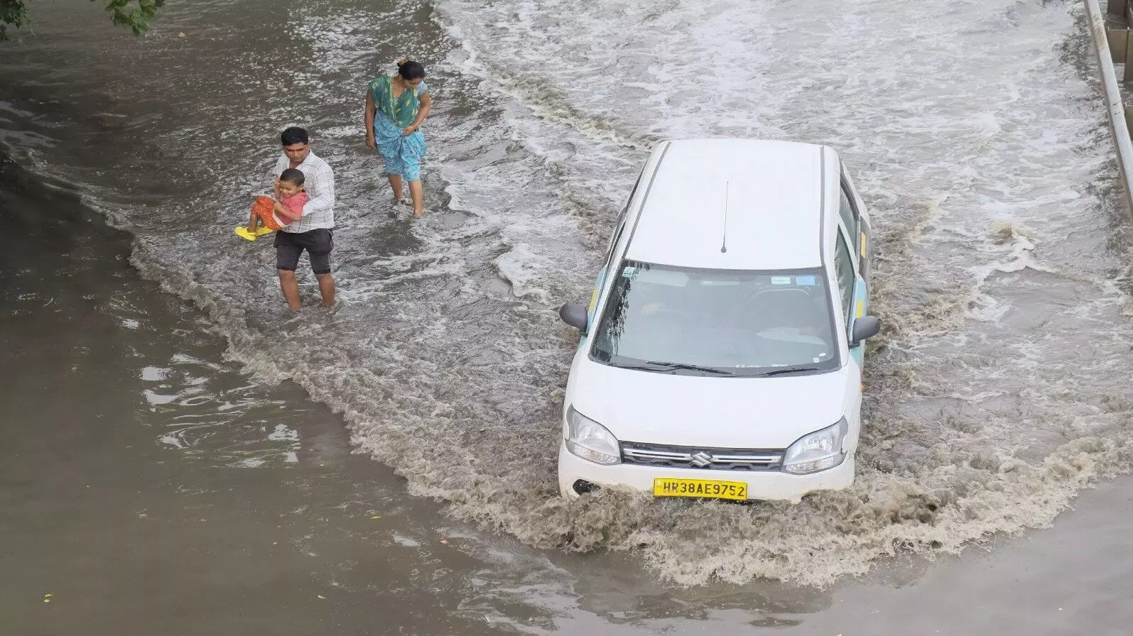 गुजरात में आफत की बारिश, जनजीवन अस्तव्यस्त; आईएमडी ने रेड अलर्ट जारी किया