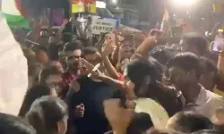 कोलकाता : अभिनेत्री रितुपर्णा सेनगुप्ता को प्रदर्शनकारियों ने घेरा, धक्का दिया