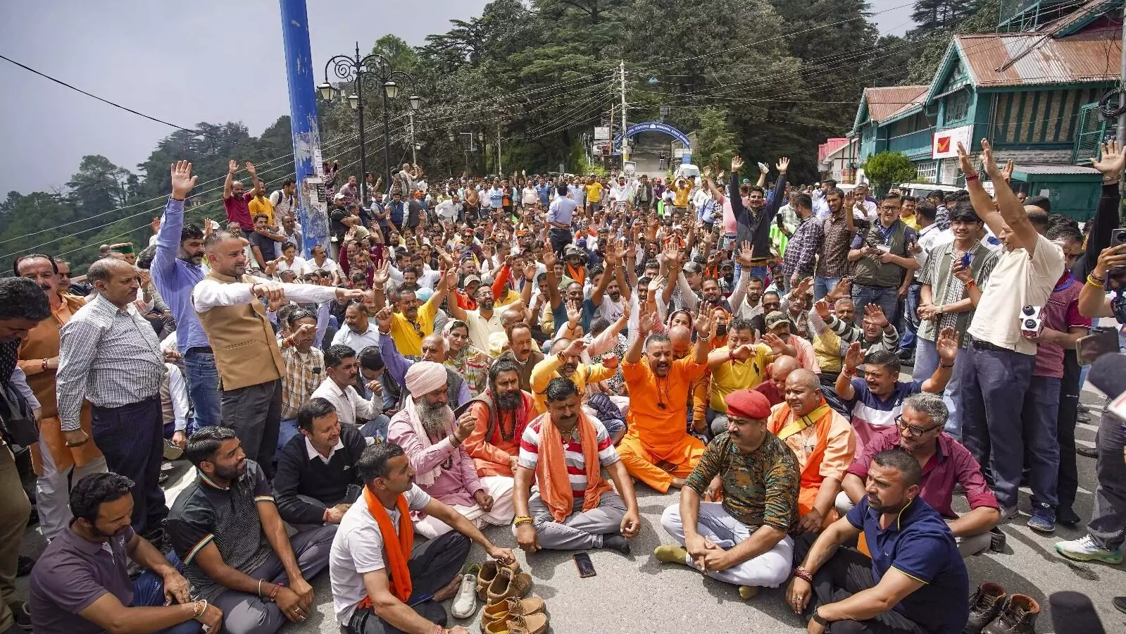 मस्जिद विवाद पर अपने ही घर में घिरे हिमाचल प्रदेश के मंत्री, सहयोगियों ने किया विरोध