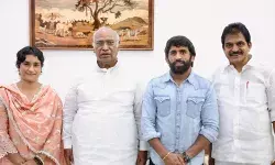 विनेश-बजरंग के कांग्रेस ज्वाइन करने पर बोली बीजेपी, लोकतंत्र में कोई भी राजनीति में हो सकता है शामिल