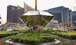 सूरत डायमंड बोर्स: दुनिया की सबसे बड़ी ऑफिस बिल्डिंग में सिर्फ 8 कंपनियां ही बचीं
