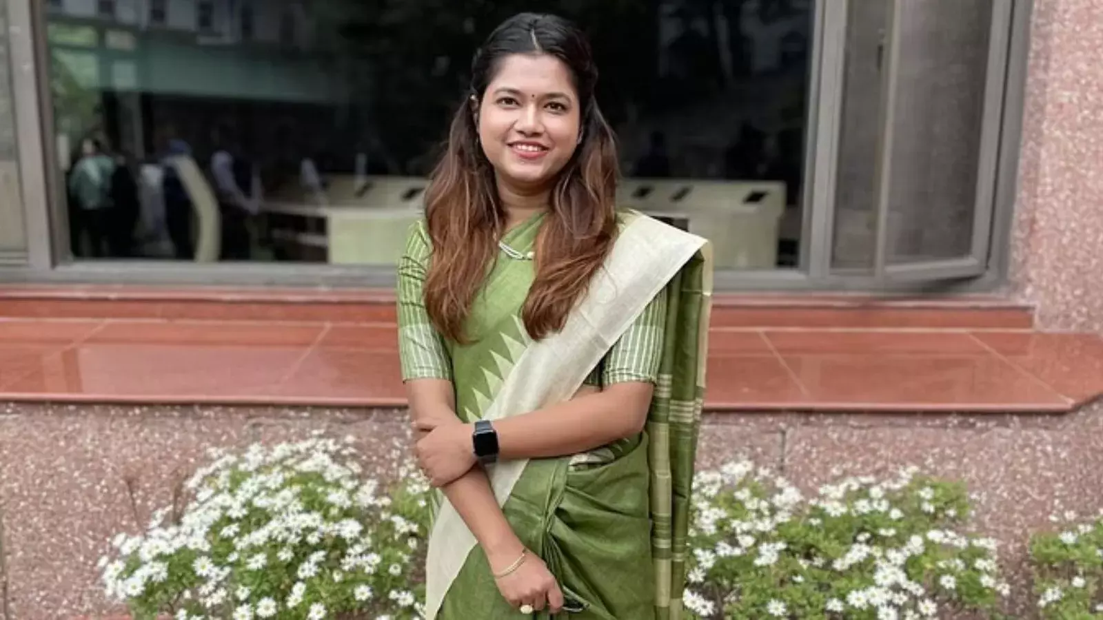 Success Story: झोपड़ियों में पढ़ाते-पढ़ेते किया यूपीएससी परीक्षा में टॉप, बन गई IAS अफसर