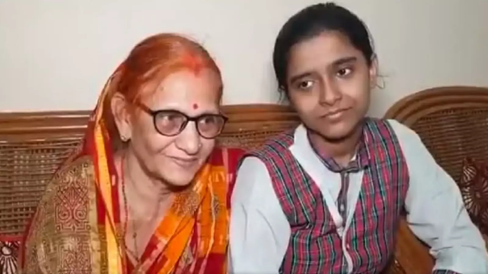 Success Story: मां की मौत के बाद पिता ने छोड़ा बेटी का साथ, नानी ने दिया पढ़ाई में साथ