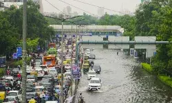 दिल्ली में बारिश से लगा भारी जाम, रेंगती नजर आईं गाड़ियां; नदारद दिखे ट्रैफिक कर्मी